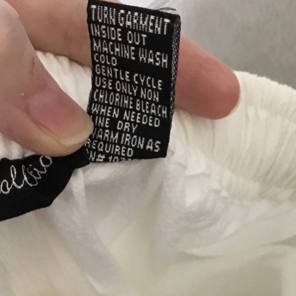 NWT~Club Z Collection White Capri Pants with Applique - Size Medium - Picture 8 of 8